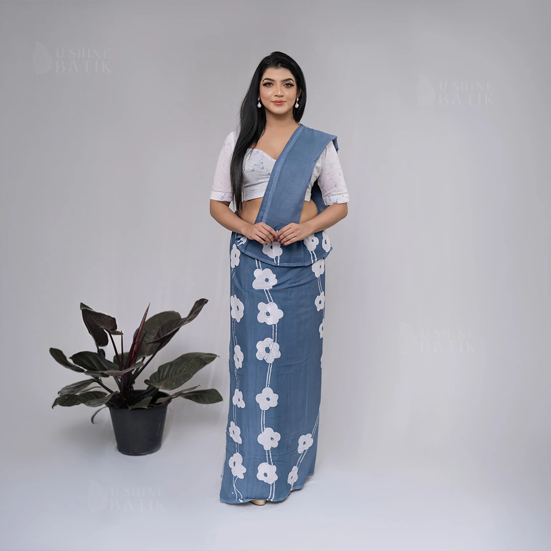 202560 - Handcrafted Batik Saree - White with Cracks