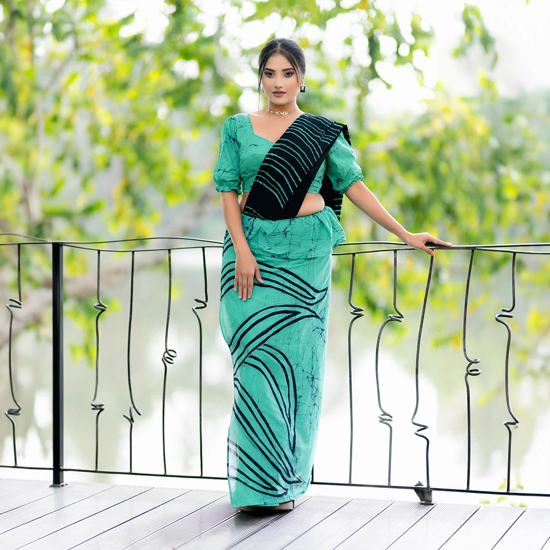 202694 - Handcrafted Batik Saree - Green with Cracks